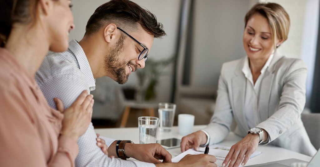 3 people discussing benefits of EOR services