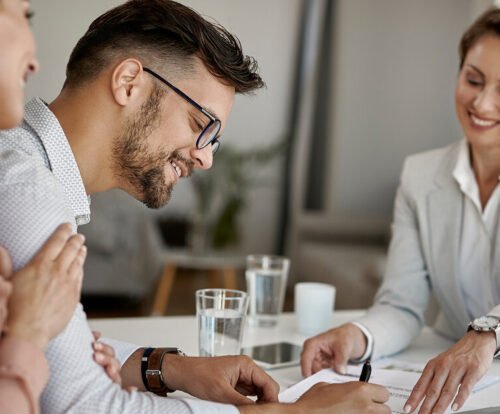 3 people discussing benefits of EOR services
